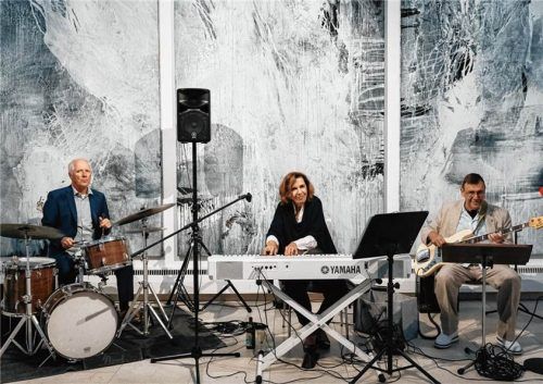 Das Prisma Jazz Trio mit Michael Keul, Susi Weiss und Klaus Förg (von links) begleitete den Festabend zum 70-jährigen Bestehen des Rotary Clubs Rosenheim in der Städtischen Galerie musikalisch. Maria Montero