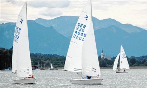 Das Regattafeld der Kielzugvogel-Boote auf Vorwindkurs.