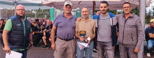 Das siegreiche Team von links: SVS-Abteilungsleiter Eisstock Raimund Pellkofer, Martin Denk, Manfred Kaiser, Daniel Pesch und Mike Hamm. SV Schloßberg-Stephanskirchen