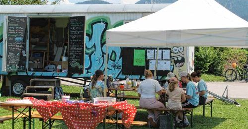 Das Spielmobil des Kreisjugendrings machte heuer in sechs Gemeinden Halt – unter anderem am Samerberg. KJR Rosenheim