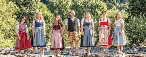 Das Team der Tourist-Info Aschau im Chiemgau und Sachrang um Leiter Herbert Reiter (Mitte) hat sich einige Neuerungen für den aktuellen Ortsprospekt einfallen lassen. D. Schachten