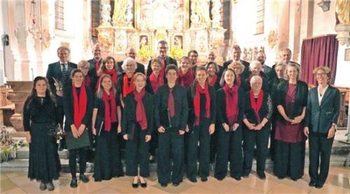 Das Vokalensemble Allegro con brio mit Solisten in der Pfarrkirche Mariä Himmelfahrt in Halfing.Magdalena Restle