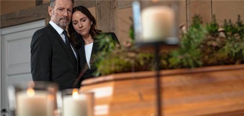 Der Abschied von einem geliebten Menschen gehört zu den schwersten Momenten im Leben. Einfühlsame Begleitung kann Trauernden in dieser Zeit Halt und Orientierung geben. BDB