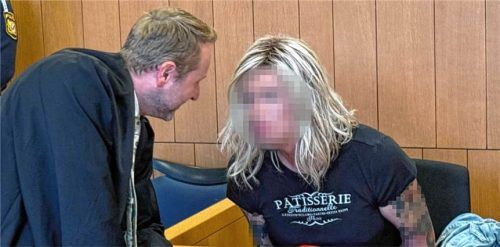 Der aktuelle Prozess gegen eine angeklagte Ex-Polizistin aus dem Landkreis Rosenheim – hier mit ihrem Verteidiger Peter Dürr – löst im Internet eine Hasswelle gegen trans Personen aus. Julian Baumeister