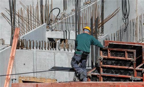 Der Bauturbo sollte eigentlich eine Hilfe für Gemeinden sein. Der Gemeinderat in Prutting lehnte ihn jetzt aber ab. (Symbolbild) picture alliance/dpa | Rolf Vennenbernd