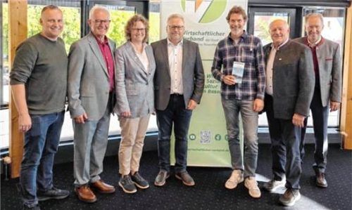 Der Bayernbund beim Wirtschaftlichen Verband, von links: Klaus Hertreiter (Wirtschaftlicher Verband Rosenheim), Manfred Karl (stellvertretender Vorsitzender Bayernbund Kreisverband), Sabine Karl (Schriftführerin Bayernbund Kreisverband), Norbert Zehrer (stellvertretender Vorsitzender Bayernbund Kreisverband), Tobias Tomczyk (Vorsitzender Wirtschaftlicher Verband Rosenheim), Christian Glas (Vorsitzender Bayernbund Kreisverband) und Reinhard Tomm (Beirat für Stadt Rosenheim Bayernbund Kreisverband). Bayernbund Kreisverband Rosenheim