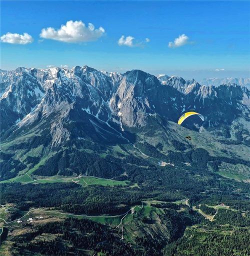 Der deutsche Meister Dietmar Siglbauer auf dem Heimflug vor der Kulisse des Hochkönigs. re