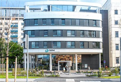 Der Eingangsbereich des jetzigen Romed-Klinikums in Rosenheim. Für den Neubau des Klinikums gibt es mehrere Standort-Optionen, die derzeit geprüft werden.RoMed-Kliniken
