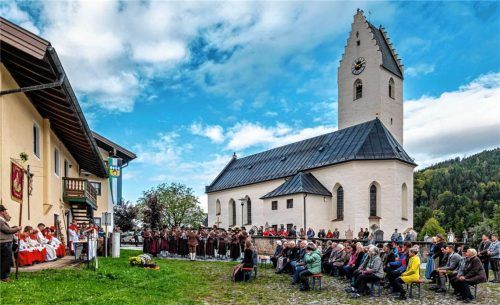 Der festliche Gottesdienst unter freiem Himmel vor der Roßholzener Kirche bildete den Auftakt des traditionsreichen Leonhardiritts. Rainer Nitzsche