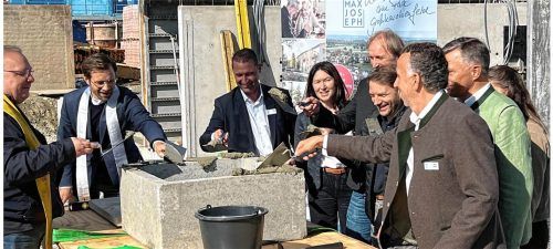 Der Grundstein für das Ü60-Wohnen am Park in Großkarolinenfeld ist gelegt. Hier entstehen 56 Wohnungen für die Generation 60plus, zwei ambulant betreute Wohngemeinschaften, neun Mehrgenerationswohnungen, Praxis- und Büroräume sowie ein öffentliches Tagescafé. Kathrin Gerlach