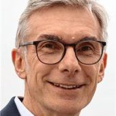 <p xml:space="preserve">Der Leiter des Gesundheitsamtes Rosenheim, Dr. Wolfgang Hierl, spricht über die Kontrolle der Bruckmühler Rehaklinik. Landratsamt Rosenheim</p>