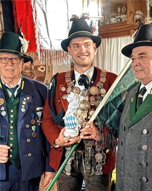 Der neue Bundesschützenkönig Stefan Spöck (Mitte) mit Bundesschützenmeister Harald Schrangl und Landeshauptmann Martin Haberfellner. Anton Hötzelsperger