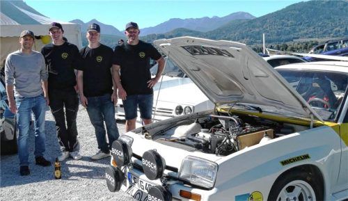 Der Opel Manta B 400, Baujahr 1981, mit 250 PS von Martin Strohhammer aus Traunstein war sicher einer der Höhepunkte beim diesjährigen Old- & Youngtimer-Treffen in Inzell/ Einsiedl. Darüber freuten sich auch (von links) Inzells Bürgermeister Michael Lorenz sowie die Veranstalter Quentin Kraus, Jörn Ruf und Ronny Kraus. Helmuth Wegscheider