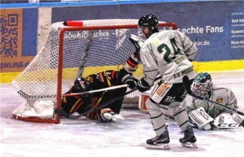 Der Puck wollte einfach nicht ein zweites Mal ins Moosburger Tor, dafür landete Arnaud Eibl im Netz.Hadersbeck