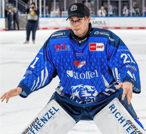 Der Rosenheimer Sebastian Wieber durfte nach seinem DEL-Debüt für die Straubing Tigers mit den Fans feiern.Imago/HBM Media