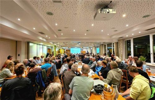 Der Saal im Happinger Hof war bei der Bürgerversammlung bis auf den letzten Platz gefüllt. Josefa Staudhammer