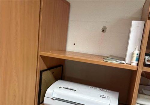 Der Tresor wurde im Büro von der Wand gerissen. Darin war ein hoher vierstelliger Betrag an Bargeld. privat