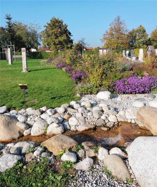 Detailansicht des naturnah gestalteten Wasserlaufs für die Bestattungsform „Grab am Wasser“. Edith Riedl