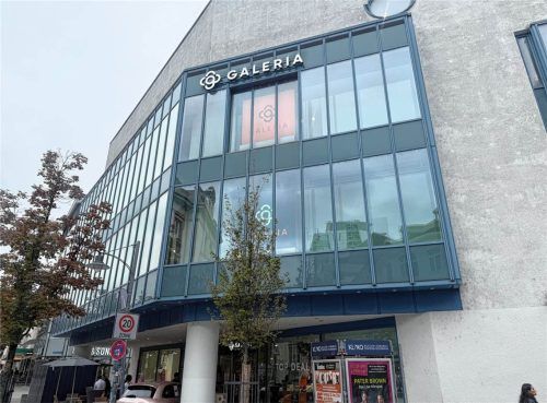 Deutschlands letzte große Warenhauskette hat erneut Insolvenz angemeldet – bereits die vierte innerhalb von sechs Jahren. Wie es jetzt mit dem Rosenheimer Standort weitergeht, erklärt Oberbürgermeister Abuzar Erdogan.Anna Heise/