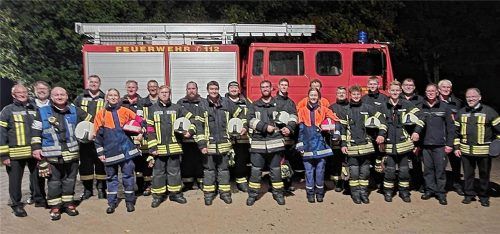Die 17 Kameradinnen und Kameraden der Freiwilligen Feuerwehr Eggstätt nach erfolgreich bestandener Leistungsprüfung. Auf dem Bild sind von links der Erste Vorstand Josef Höhn und Eggstätts Bürgermeister Christoph Kraus zu sehen. In der ersten Reihe von rechts stehen der Erste Kommandant der FFW Eggstätt, Hans-Jürgen Oeckel, und links daneben Kreisbrandmeister Manfred Gierlinger. In der zweiten Reihe von rechts sind Kreisbrandmeister Rainer Tippel und Kreisbrandinspektor Franz Hochhäusl abgebildet. Emmy Künzner-Hingerl