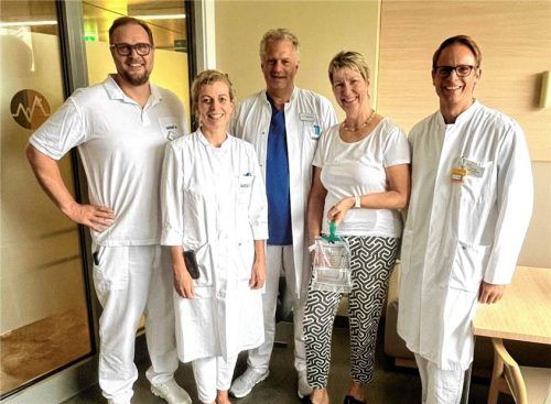 Die 64-jährige Frau W. freut sich gemeinsam mit dem Personal des Pankreaszentrums in Traunstein. Klinikum Traunstein