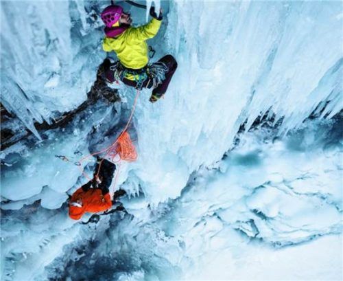 Die Alpinistinnen Ines Papert und Sarah Hueniken beim Eisklettern, wie im Film „50-50“ gezeigt. Alpen Film Festival