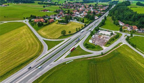 Die Autobahnanschlussstelle Frasdorf mit ihren Abfahrten im Süden (links) und Norden (rechts). Mit dem Ausbau sollen auf beiden Seiten Kreisverkehre entstehen. Die Chiemseestraße soll über eine Brücke über die Autobahn geführt werden. Diese wird abgesenkt, da im Bereich der Ortschaft ein Tunnel mit grünem Deckel entsteht.Autobahn GmbH/Felix Bonn