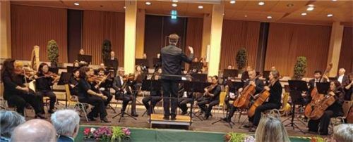 Die Bad Reichenhaller Philharmoniker unter der Leitung von Daniel Spaw in der voll besetzten Aula der Berufsschule in Traunstein. Giesen