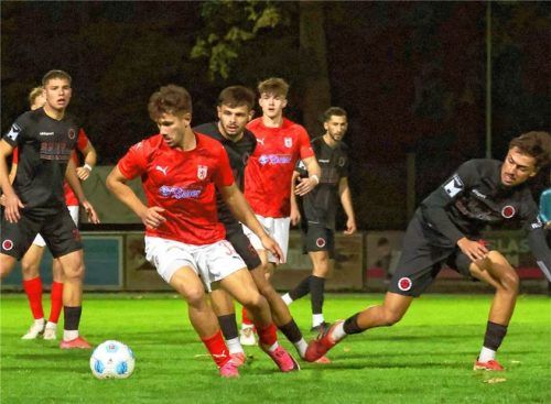 Die beiden Wasserburger Torschützen Robin Ungerath (am Ball) und Thomas Voglmaier (hinten), umringt von mehreren Pfaffenhofener Abwehrspielern.Christian Butzhammer