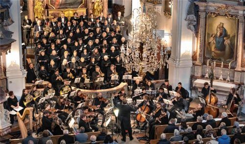 Die Chorgemeinschaft Mariä Himmelfahrt und das Orchester Capella München treten gemeinsam in der Priener Pfarrkirche auf. Anita Berger
