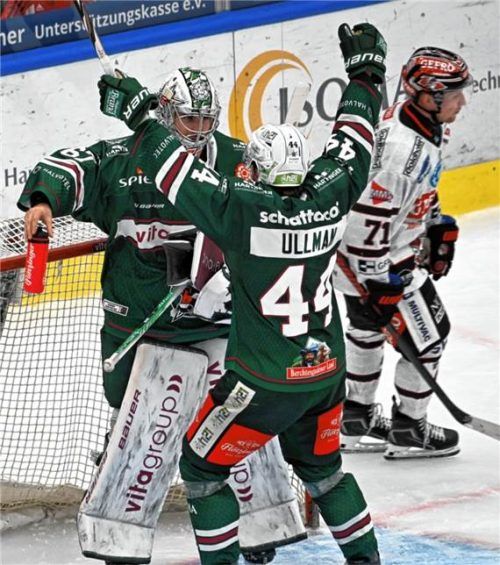 Die Erleichterung war groß: Erik Ullman jubelt mit Goalie Christopher Kolarz über den Heimsieg.Franz Ruprecht
