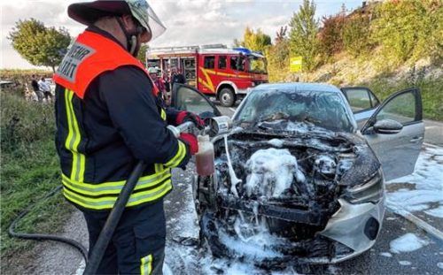 Die Feuerwehr Griesstätt löscht das Fahrzeug des jungen Mannes. Barth