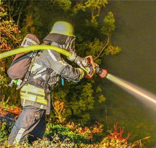 Die Feuerwehrleute hatten alle Hände voll zu tun, um die Glutnester abzulöschen. Markus Steinberger/Einsatzreport24