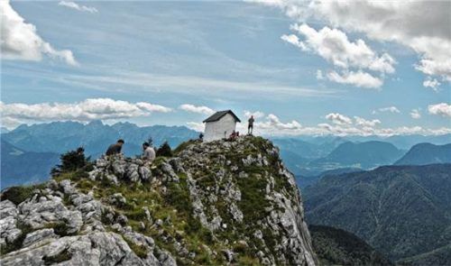 Die Gipfelkapelle des Brünnsteins bei Oberaudorf: Am Freitag kam es im Brünnsteingebiet zu einem schweren Wanderunfall.
