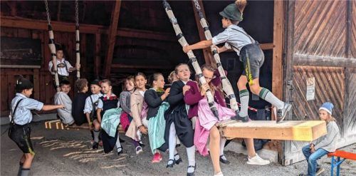 Die Kirtahutschn in Kiefersfelden durfte nicht fehlen und war ständig belagert. Franz Hoffmann