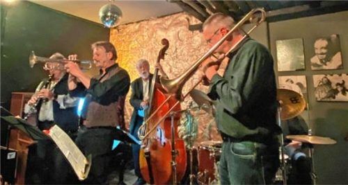 Die Musiker der „Old Stack O’Lee Jazz Band“ begeisterten das Publikum im voll besetzten Jazz-Club Le Pirate.  Henderkes