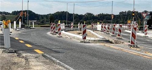 Die neue Ampel soll die Verkehrssicherheit an der unfallträchtigen Kreuzung erhöhen. Staatliches Bauamt Rosenheim