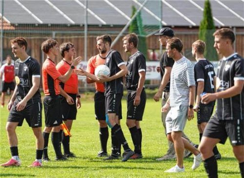 Die neue Schiedsrichter-Crew stand schon für die Fortsetzung parat, musste aber unverrichteter Dinge das Spiel abbrechen.Walter Semerad