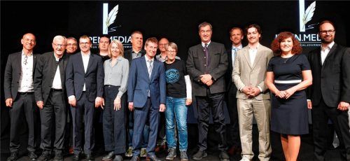 Die Preisträgerinnen und Preisträger des erstmals verliehenen Ippen.Media-Preises für Lokaljournalismus mit der Jury und Ministerpräsident Markus Söder.Marcus Schlaf