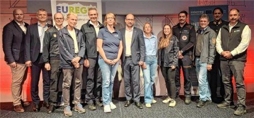 Die Referentinnen und Referenten beim Euregio-Sicherheitssymposium mit Euregio-Vizepräsident Norbert Meindl (links) und Landtagsabgeordnetem Hannes Schernthaner (Siebter von links) sowie Jörg Schneider, Sprecher der Euregio-Facharbeitsgruppe Sicherheit (rechts): Frank Mehr, Werner Kloiber, Joaquin Kersting, Anton Groschack, Gudrun Mühlbacher, Claudia Riedl, Tanja Vas (für Katharina Dietler), Tobias Achtsnit, Markus Kurcz und Michael Rausch (von links). EUREGIO