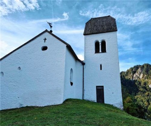 Die romanische Wallfahrtskirche St. Peter auf dem Petersberg bei Flintsbach erinnert an das ehemalige Benediktinerkloster und blickt auf eine fast 900-jährige Geschichte zurück. Volkhard Steffenhagen