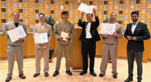 Die Rosenheimer Band „Kaffkiez“ erhielt den Kulturförderpreis der Stadt. Bei den Bandmitgliedern Benedikt Vodermaier, Johannes Eisner, Niklas Mayer, Johannes Gottwald und Florian Weinberger und auch Oberbürgermeister Abuzar Erdogan (von links) war die Freude groß. Patricia Huber