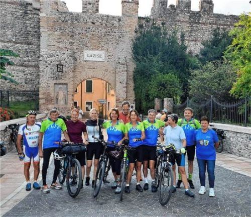 Die Rosenheimer Radlergruppe nach der Zielankunft am Stadttor in Lazise. Förderverein Städtepartnerschaft Rosenheim - Lazise