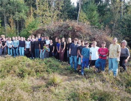 Die Schüler mit den beiden Lehrkräften Ulrike Peterhoff und Beate Rutkowski (rechts) bei der Moorrenaturierungsaktion im Ödmoos. Rutkowski
