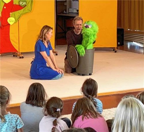 Die Schüler verfolgen gespannt das Schauspiel mit einer Puppenfigur. Grundschule Erlenau
