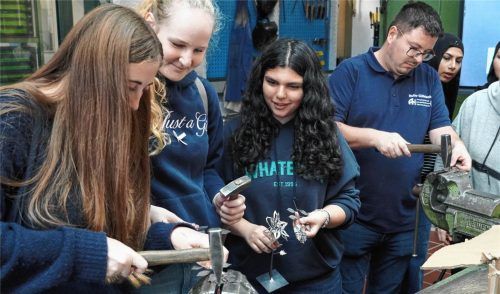 Die Schüler zeigten sich bei ihrem Rundgang durch die Werkstätten interessiert und waren beim Ausprobieren in der Metallwerkstatt voll bei der Sache. Andreas Wittenzellner