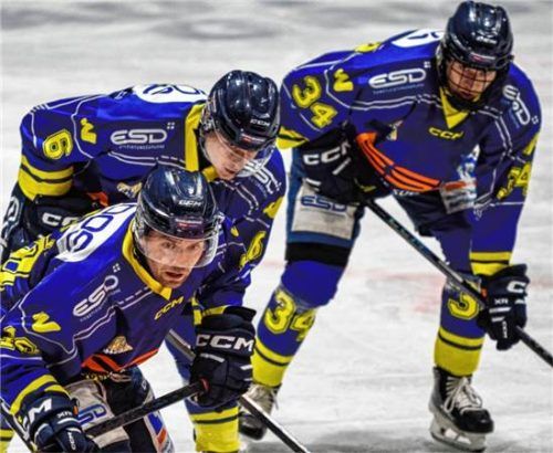 Die Spieler vom EHC Waldkraiburg sind bereit für die Aufgaben am Wochenende.Yasmin Neumann