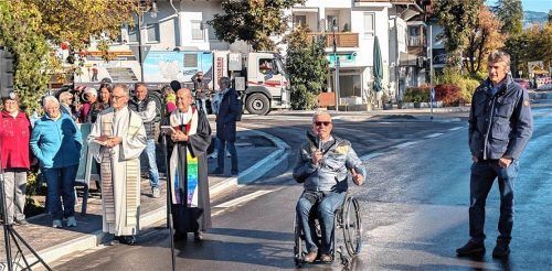 Die Staatsstraße 2089 ist wieder frei: Bürgermeister Hajo Gruber begrüßt die zahlreichen Gäste, zusammen mit Bereichsleiter Dr. Herrmann Streicher vom Staatsbauamt Rosenheim und den Pfarrern Dr. Hans Huber (links) und Günter Nun.
