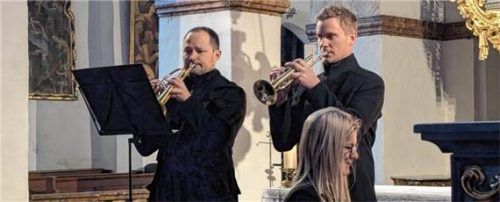 Die Trompeter Johannes Moritz und András Gerhardt musizieren mit Kirchenmusikerin Andrea Wittmann. Kirsten Benekam