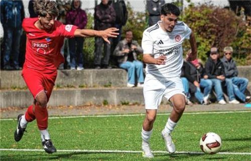 Die U19-Junioren von 1860 Rosenheim (weißes Trikot) befinden sich weiter in der Erfolgsspur.TSV 1860 Rosenheim